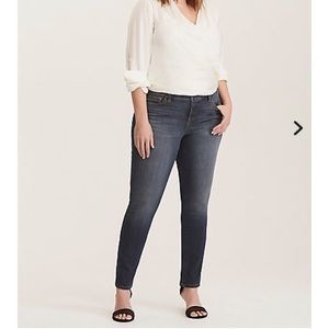 Torrid Skinny premium stretch 20 regular jeans